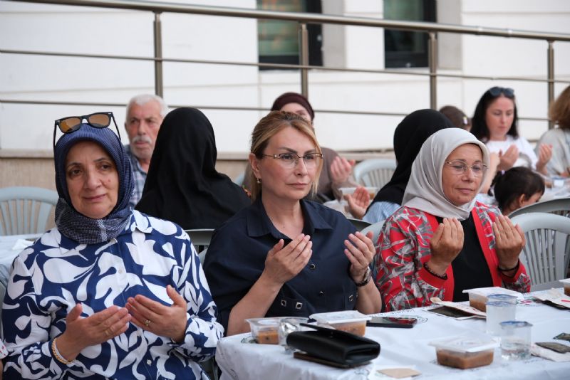Ba�kan Yasemin Fazlaca Kendi Elleriyle A�ure Pi�irip Vatanda�lara �kram Etti